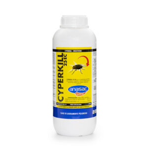 La imagen muestra un envase de un producto llamado "Cyperkill 25 EC". El envase es de color amarillo con una etiqueta negra en la que se puede leer el nombre del producto y algunas de sus características. En la etiqueta también se incluyen instrucciones de uso y precauciones a tomar al utilizar el producto. Se puede ver que el envase contiene 1 litro de líquido y que está fabricado por una compañía llamada Anasac