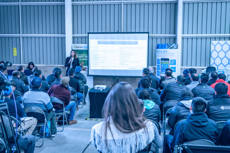 Constanza Sepúlveda de Syngenta presentando sobre formulaciones de control de plagas en la tercera charla del ciclo de conferencias de Copargo Control 2024.