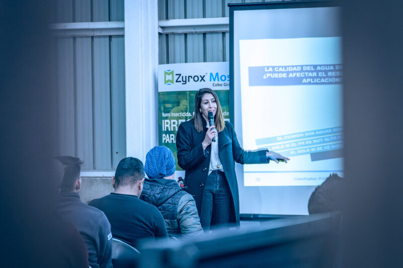 Constanza Sepúlveda de Syngenta explicando la importancia de la calidad del agua en la efectividad de las aplicaciones durante la charla de Copargo Control